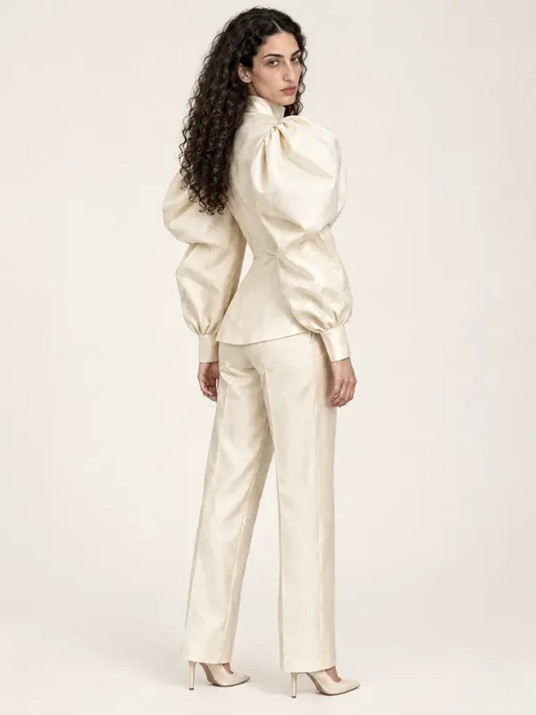 Blouse, three-quarter view